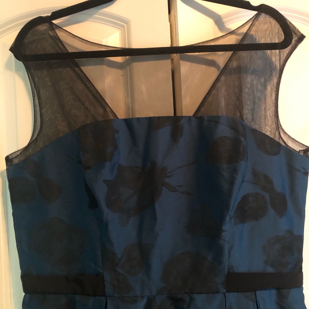 Kay Unger Black and Blue Sleeveless V-Back Dress